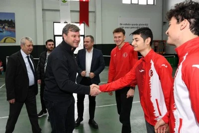 Ertuğrul Sağlam, Bursa'da gen&ccedil; sporcularla buluştu