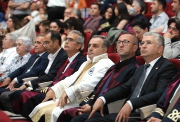 ER&Uuml; Eczacılık Fak&uuml;ltesi&rsquo;nde mezuniyet sevinci
