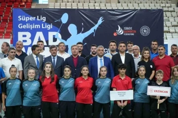 Erzincan&rsquo;da Badminton S&uuml;per Ligi ve Gelişim Ligi m&uuml;sabakaları başladı
