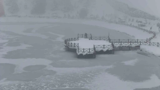 Erzincan&rsquo;da buz tutan şelale, g&ouml;l ve g&ouml;letler havadan g&ouml;r&uuml;nt&uuml;lendi
