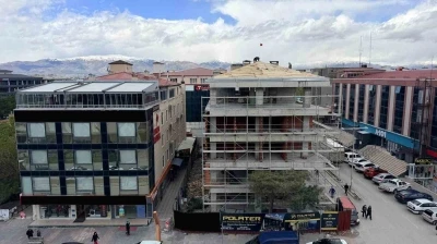 Erzincan&rsquo;da &ccedil;atıda tehlikeli &ccedil;alışma kameraya yansıdı
