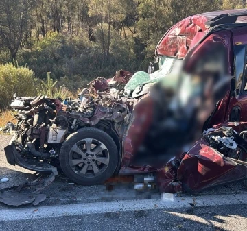 Erzincan&rsquo;da Fiat marka otomobil tıra &ccedil;arptı: 3 &ouml;l&uuml;, 2 ağır yaralı
