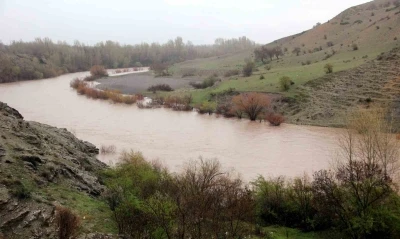 Erzincan&rsquo;da Karasu ve Fırat Nehri&rsquo;nin debisi arttı
