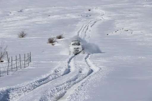 Erzincan&rsquo;da karlı dağları aşan paletli ambulanslar hastaların derdine derman oluyor

