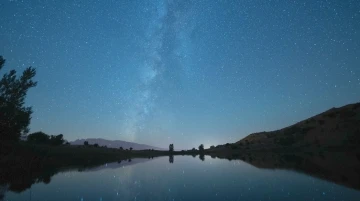 Erzincan&rsquo;da perseid meteor yağmuru eşsiz g&ouml;r&uuml;nt&uuml;leri ortaya &ccedil;ıkardı
