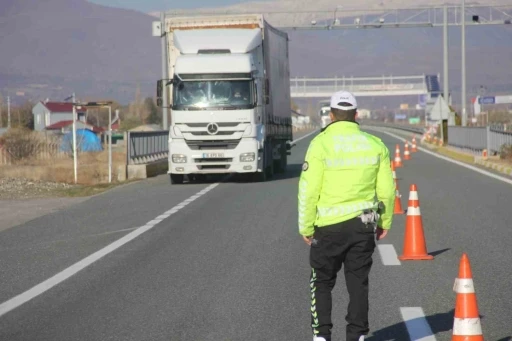 Erzincan&rsquo;da trafik ekiplerinden zorunlu kış lastiği denetimi
