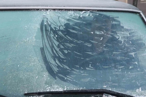 Erzincan&rsquo;da uzmanından tavsiye: Buzlanan camı zarar vermeden nasıl &ccedil;&ouml;zeriz!
