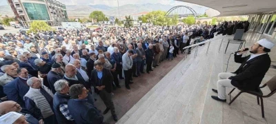 Erzincan&rsquo;dan hacı adayları Medine&rsquo;ye uğurlandı
