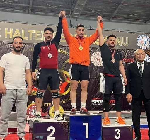 Erzincanlı Halterci &Ouml;zbay, T&uuml;rkiye birincisi oldu
