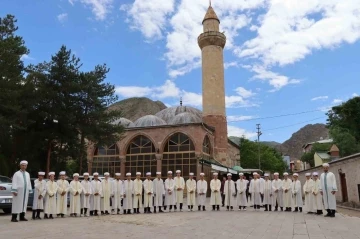 Erzurum&rsquo;da 58 kuran kursu &ouml;ğrencisi icazet merasiminde belgelerini aldılar
