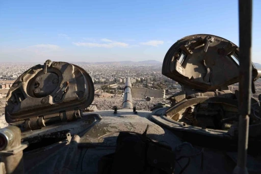 Esad&rsquo;ın halkına bomba yağdırdığı 4. Zırhlı T&uuml;men g&ouml;r&uuml;nt&uuml;lendi
