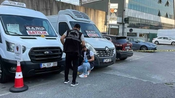 Y&uuml;ksek sesle m&uuml;zik dinleyenleri uyardı: Kurşunların hedefi oldu