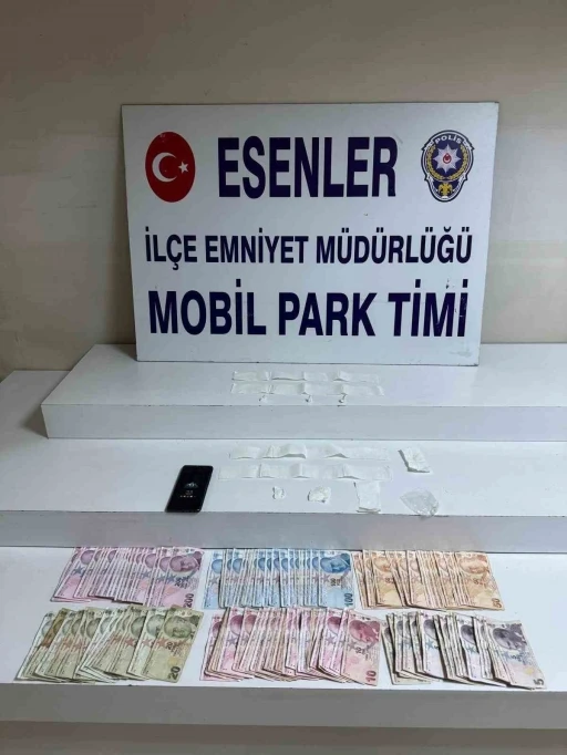 Esenler&rsquo;de halk pazarında narkotik madde satışına su&ccedil;&uuml;st&uuml;: O anlar kamerada
