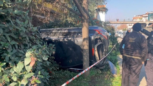 Esenler&rsquo;de otomobilin makas atarken &ccedil;arptığı ara&ccedil; takla attı: 6 yaralı
