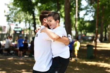 Esenler&rsquo;de &ldquo;Sevgi Engel Tanımaz&rdquo; pikniği d&uuml;zenlendi
