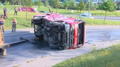Esenler'de yangından d&ouml;nen itfaiye aracı devrildi: 3 yaralı 