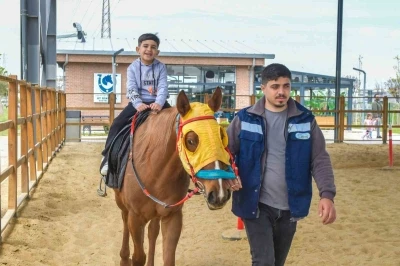 Esenyurt Belediyesi&rsquo;nden &ccedil;ocuklara at &ccedil;iftliği gezisi

