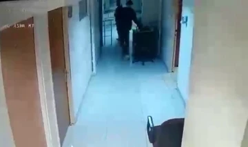 Esenyurt&rsquo;ta adliyedeki polisin &ccedil;antasını &ccedil;alan hırsızlar kamerada
