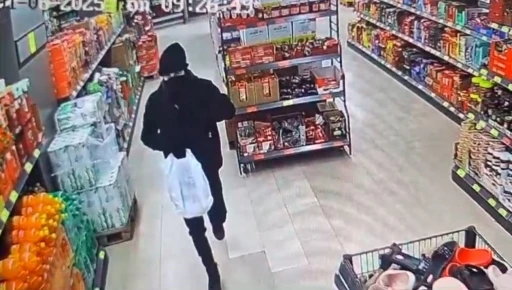 Esenyurt&rsquo;ta bir şahıs bı&ccedil;akla market &ccedil;alışanını tehdit ederek 200 bin lirayı gasp etti
