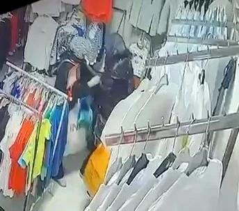 Esenyurt'ta &ccedil;ikolata ve kıyafet &ccedil;alan ş&uuml;pheliler kamerada