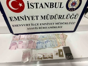 Esenyurt&rsquo;ta g&uuml;peg&uuml;nd&uuml;z uyuşturucu ticareti cep telefonu ile g&ouml;r&uuml;nt&uuml;lendi
