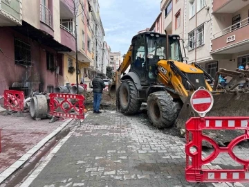 Esenyurt&rsquo;ta İSKİ ekiplerinin &ccedil;alışma sırasında doğalgaz borusu patladı: 2 daire alev alev yandı
