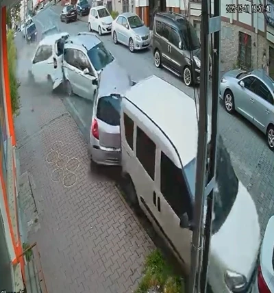 Esenyurt&rsquo;ta kontrolden &ccedil;ıkan otomobil park halindeki ara&ccedil;lara &ccedil;arptı
