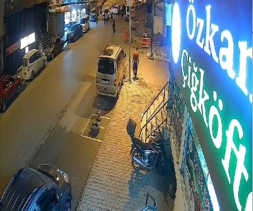 Esenyurt&rsquo;ta marketten &ccedil;ıkan kız &ccedil;ocuğuna ara&ccedil; &ccedil;arptı
