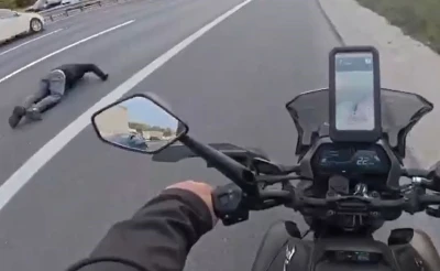 Esenyurt&rsquo;ta motosiklet arızalanarak emniyet şeridinde duran kamyonete &ccedil;arptı: 1 ağır yaralı
