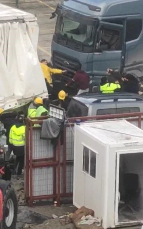 Esenyurt&rsquo;ta tır s&uuml;r&uuml;c&uuml;leri arasında yol vermeme tartışması &ccedil;ıktı
