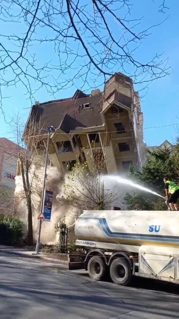 Esenyurt&rsquo;ta yıkımı yapılan bina bir anda &ccedil;&ouml;kt&uuml;
