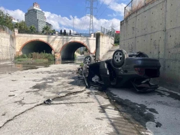 Esenyurt&rsquo;ta yolu karıştıran s&uuml;r&uuml;c&uuml; dereye u&ccedil;tu
