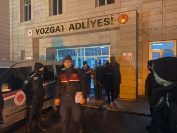 Eşine k&uuml;freden iki kişiyi &ouml;ld&uuml;ren zanlı tutuklandı
