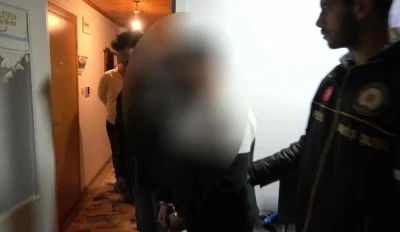 Eşini &ouml;ld&uuml;r&uuml;p par&ccedil;aladı