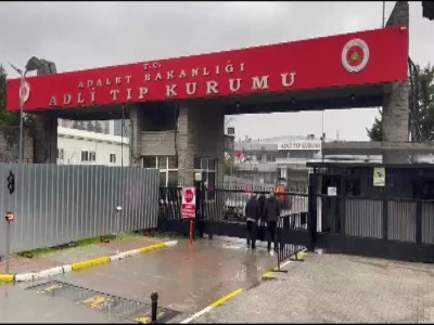 Eşini otob&uuml;s durağında başından vurarak &ouml;ld&uuml;rd&uuml;