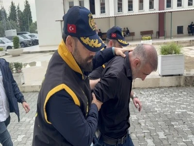 Eşini sokak ortasında &ouml;ld&uuml;rd&uuml;