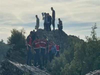 Eşini u&ccedil;urumdan iterek &ouml;ld&uuml;rd&uuml;