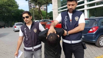 Eşini ve &uuml;vey oğlunu bı&ccedil;aklayan şahıs tutuklandı