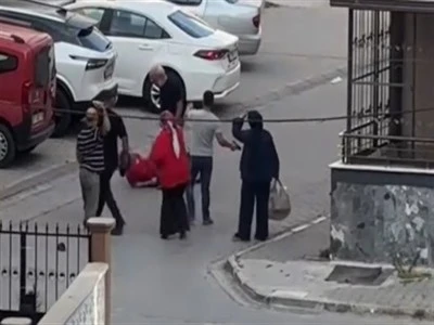 Eşinin bı&ccedil;akla rehin aldığı kadın, &ccedil;evredekilerin de yardımıyla kurtarıldı