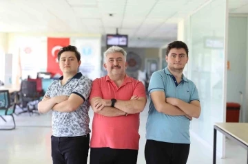 Eşinin evlilik şartını yerine getirdi, 24&rsquo;&uuml;nc&uuml; &uuml;niversitesini oğullarıyla okuyacak
