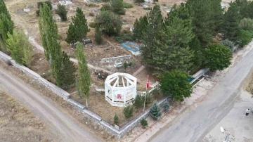 Esir edilip vurularak &ouml;ld&uuml;r&uuml;lm&uuml;şt&uuml;, &ouml;l&uuml;m&uuml;n&uuml;n 50. yılında mezarı başında anıldı
