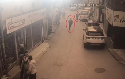 Eski eşinin yanında g&ouml;rd&uuml;ğ&uuml; erkeği silahla kovalayıp, sığındığı fırında rehin aldı