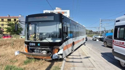 Eskişehir&rsquo;de 2 belediye aracının &ccedil;arptığı otomobildeki 2 kişi yaralandı