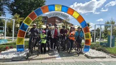 Eskişehir&rsquo;de bisiklet tutkunları, &rsquo;G&ouml;r&uuml;n&uuml;r ol g&uuml;vende ol&rsquo; sloganıyla pedallara bastı