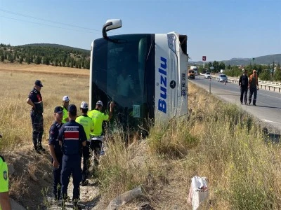 Eskişehir'de şehirlerarası yolcu otob&uuml;s&uuml; devrildi: 24 yaralı! 