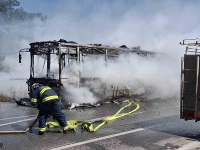 Eskişehir&rsquo;de seyir halindeki belediye otob&uuml;s&uuml; yanarak kullanılamaz hale geldi