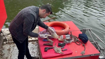 Eskişehir&rsquo;de temizlik g&ouml;revlileri, &ccedil;&ouml;p yerine tabanca topladı
