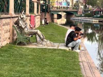 Eskişehir&rsquo;de trajikomik kare: &rsquo;&Ccedil;ekirdek &Ccedil;itleyen Eşek&rsquo;in &ouml;n&uuml;nde &ccedil;ekirdek &ccedil;itlediler
