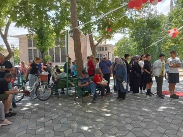 Eskişehir&rsquo;de &uuml;cretsiz d&ouml;ner kuyruğu oluştu
