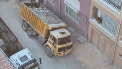 Eskişehir&rsquo;de yol &ccedil;&ouml;kt&uuml;, belediyeye ait kamyon &ccedil;ukura d&uuml;şt&uuml;